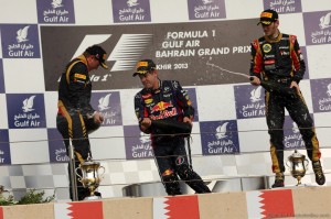 21.04.2013- Race, (L-D) 2nd position Kimi Raikkonen (FIN) Lotus F1 Team E21, Sebastian Vettel (GER) Red Bull Racing RB9 race winner and 3rd position Romain Grosjean (FRA) Lotus F1 Team E21 (fonte immagine: http://f1grandprix.motorionline.com)