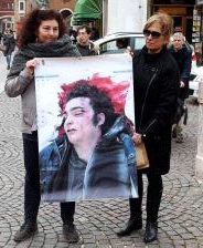 Nella foto Patrizia Moretti, madre di Federico Aldrovandi, con un manifesto col volto del figlio