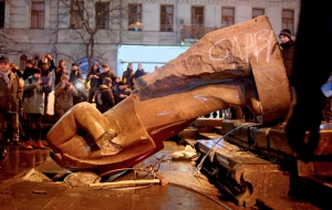 La statua di Lenin, rovesciata a Kiev durante le proteste