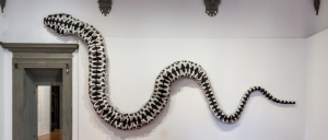  Snake Bag (Borsa serpente) 2008 360 zaini, cm 40 x 70 x 1700. Courtesy of Ai Weiwei Studio Fonte immagine: palazzostrozzi.org