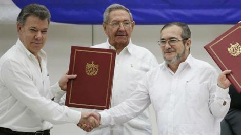 Il Presidente Santos sigla l'accordo di pace con il leader delle FARC Timoleón "Timoshenko"Jiménez, fonte immagine: Lanacion.com.ar