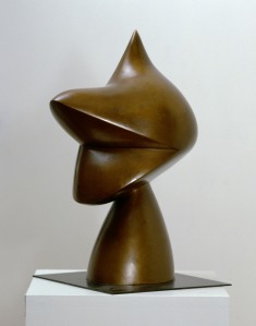 Jean Arp, Tête de lutin, dite “Kaspar”, 1930, bronzo, 50×28×19 cm, Clamart, Collezione della Fondation Arp, Francia © Fondation Arp, Clamart/foto JP Pichon 