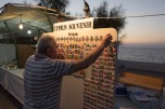 Un venditore turco di souvenir, nel porto di Kirenia | © Michele Cirillo
